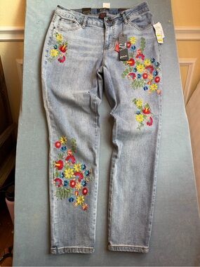 NWT Floral Embroidered Light Wash Women's Jeans - Blue
